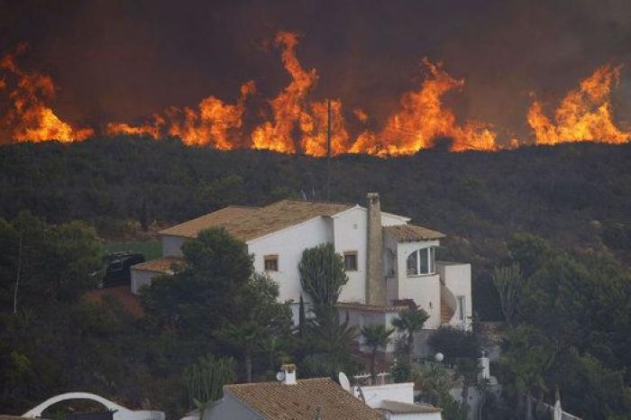 El viento reaviva el fuego y calcina casas tras quemar 300 hectáreas en Alicante