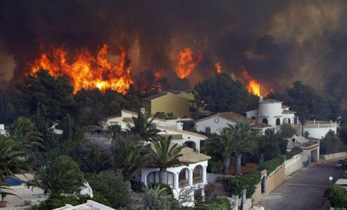El viento reaviva el fuego y calcina casas tras quemar 300 hectáreas en Alicante