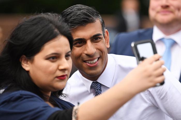 La increíble escena de Rishi Sunak da la vuelta al mundo: todos le miran y no es para menos