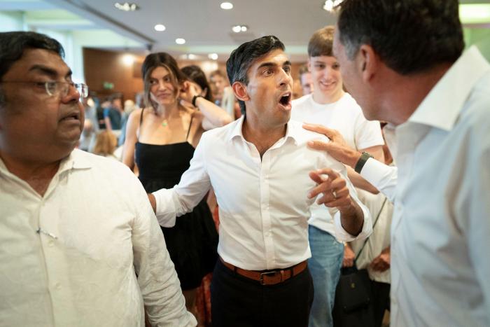 La increíble escena de Rishi Sunak da la vuelta al mundo: todos le miran y no es para menos