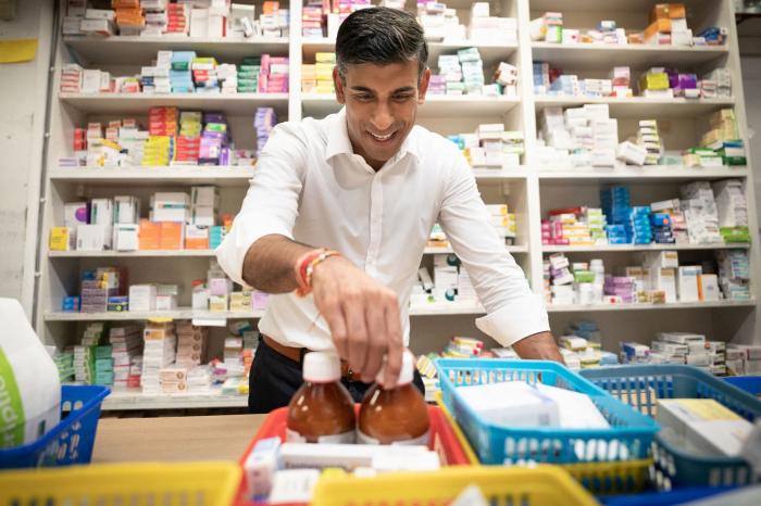 La increíble escena de Rishi Sunak da la vuelta al mundo: todos le miran y no es para menos