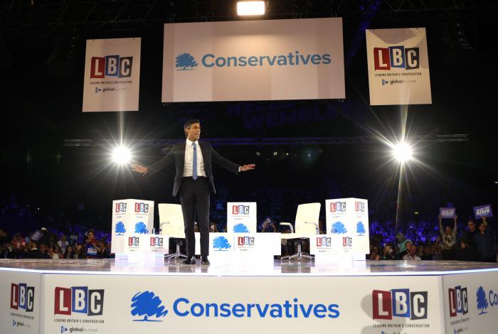 La increíble escena de Rishi Sunak da la vuelta al mundo: todos le miran y no es para menos