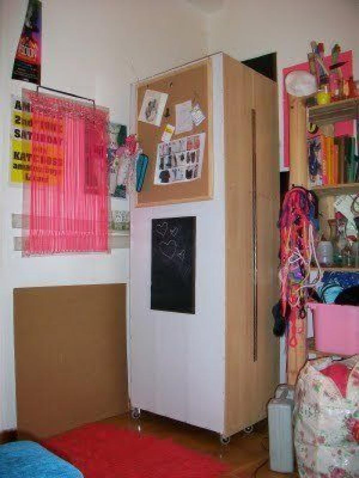 Se le queda atrapado un testículo en una silla... e Ikea le responde en Facebook