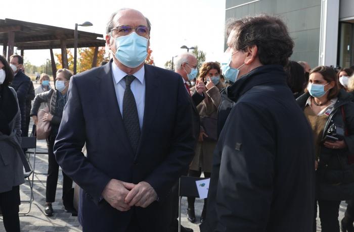 El recado de Juan y Medio a Miguel Bosé con una de sus canciones