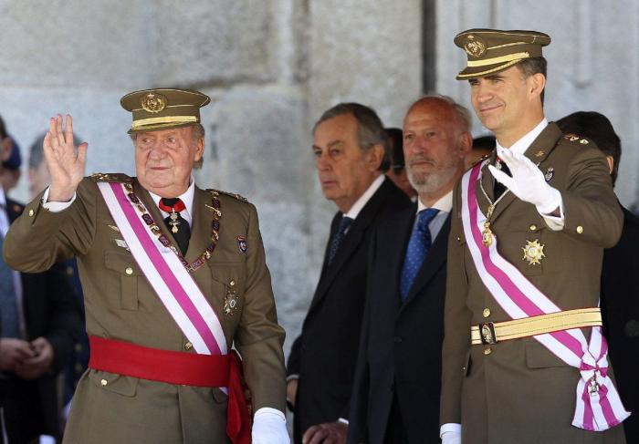 El rey y el príncipe, juntos por primera vez en público tras la abdicación (FOTOS, VÍDEO)