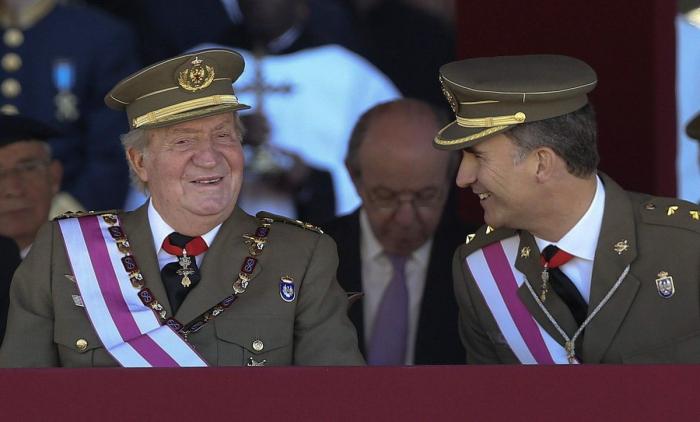 El rey y el príncipe, juntos por primera vez en público tras la abdicación (FOTOS, VÍDEO)