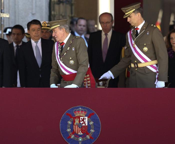 El rey y el príncipe, juntos por primera vez en público tras la abdicación (FOTOS, VÍDEO)