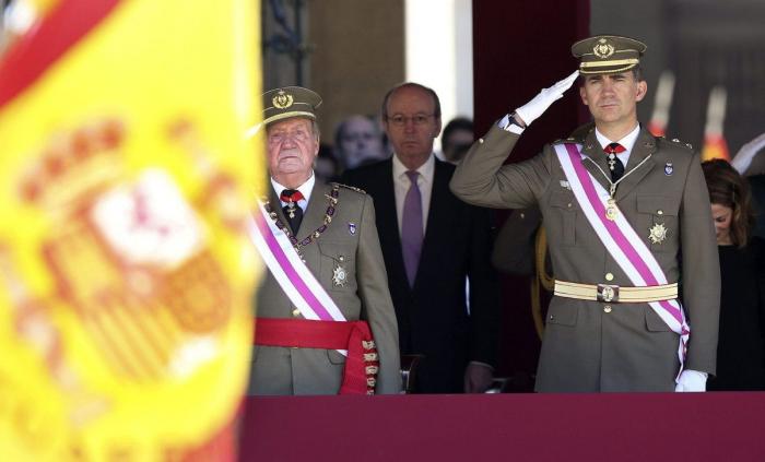 El rey y el príncipe, juntos por primera vez en público tras la abdicación (FOTOS, VÍDEO)