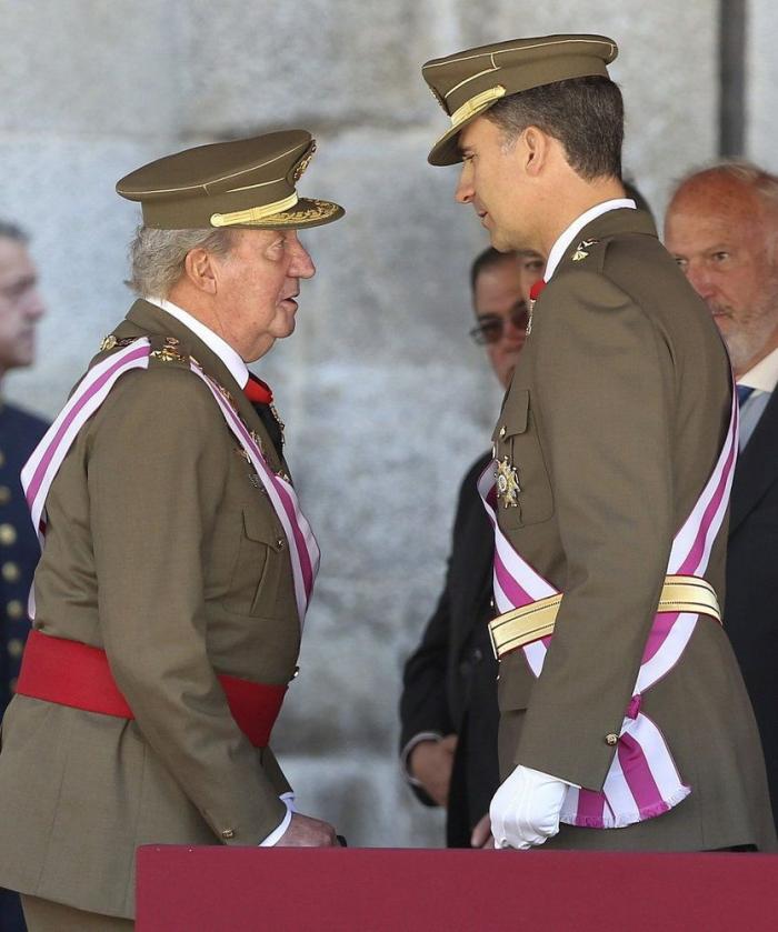 El rey y el príncipe, juntos por primera vez en público tras la abdicación (FOTOS, VÍDEO)