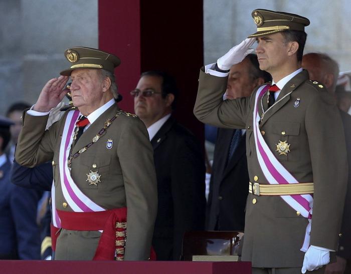 El rey y el príncipe, juntos por primera vez en público tras la abdicación (FOTOS, VÍDEO)