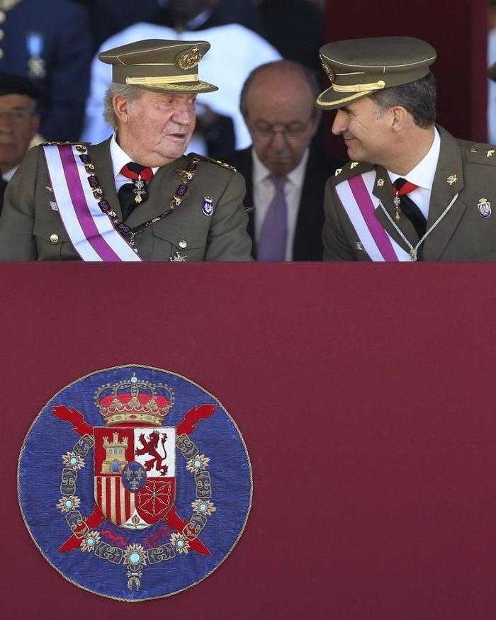 El rey y el príncipe, juntos por primera vez en público tras la abdicación (FOTOS, VÍDEO)