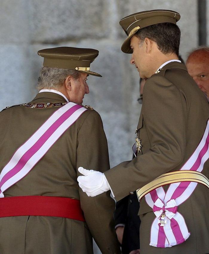 El rey y el príncipe, juntos por primera vez en público tras la abdicación (FOTOS, VÍDEO)