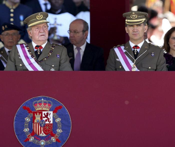 El rey y el príncipe, juntos por primera vez en público tras la abdicación (FOTOS, VÍDEO)