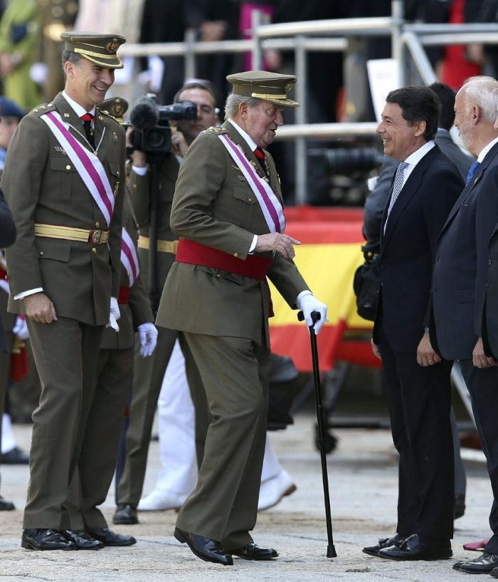 El rey y el príncipe, juntos por primera vez en público tras la abdicación (FOTOS, VÍDEO)