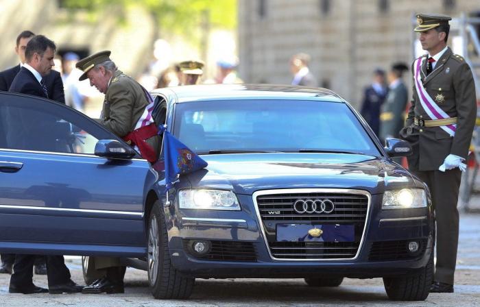 El rey y el príncipe, juntos por primera vez en público tras la abdicación (FOTOS, VÍDEO)