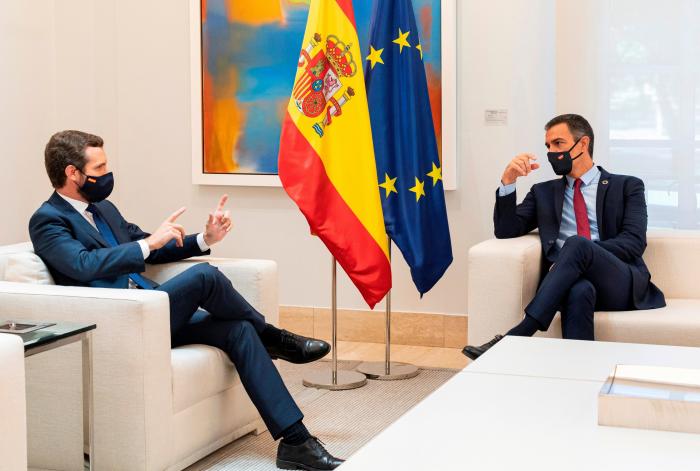 Celia Villalobos: "¿Tiene que cambiar el PP las siglas porque haya cuatro chorizos? Para nada"