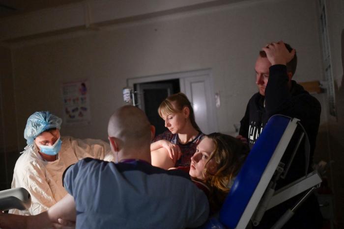 Antes de ser asesinado por los rusos, un cineasta grabó la vida en Mariúpol: este es el resultado