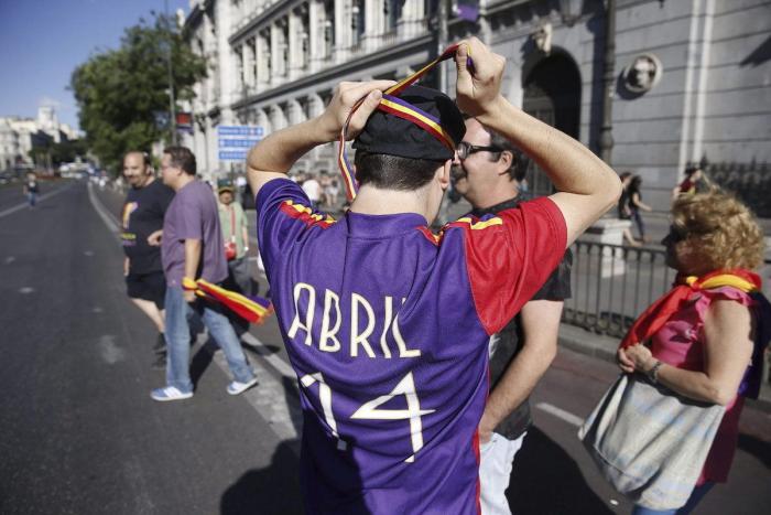 Miles personas se manifiestan en toda España para que se vote entre Monarquía o República