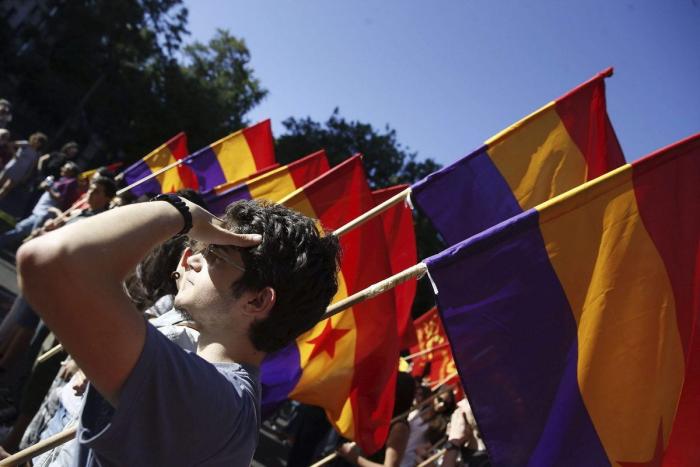 Miles personas se manifiestan en toda España para que se vote entre Monarquía o República