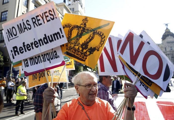 Miles personas se manifiestan en toda España para que se vote entre Monarquía o República