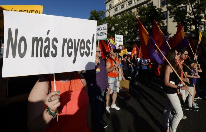 Miles personas se manifiestan en toda España para que se vote entre Monarquía o República