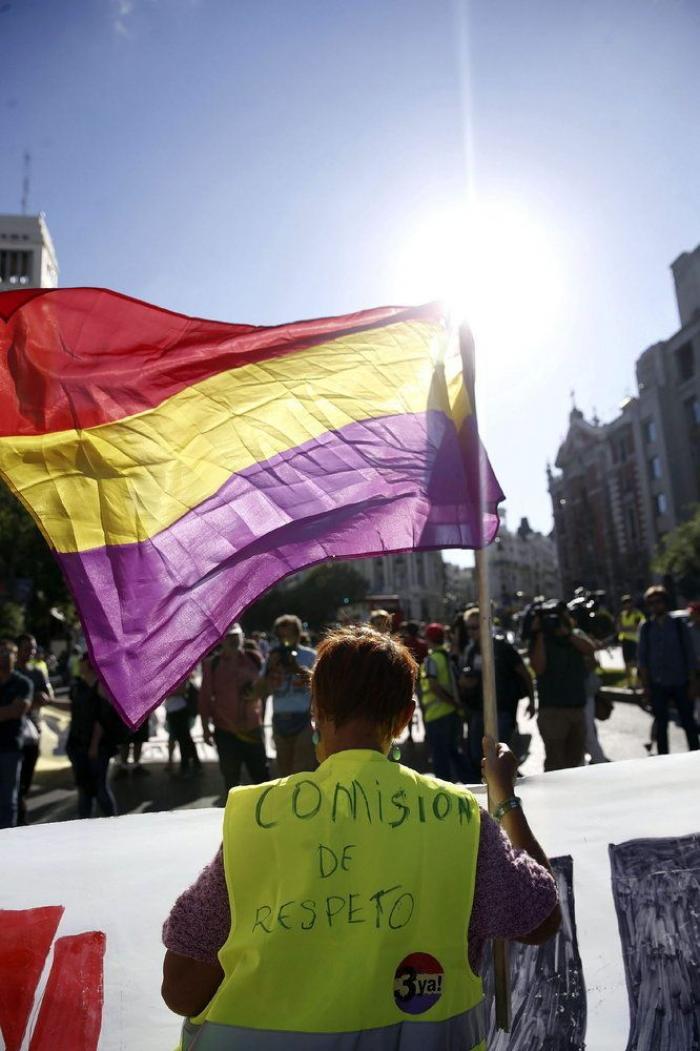 Miles personas se manifiestan en toda España para que se vote entre Monarquía o República