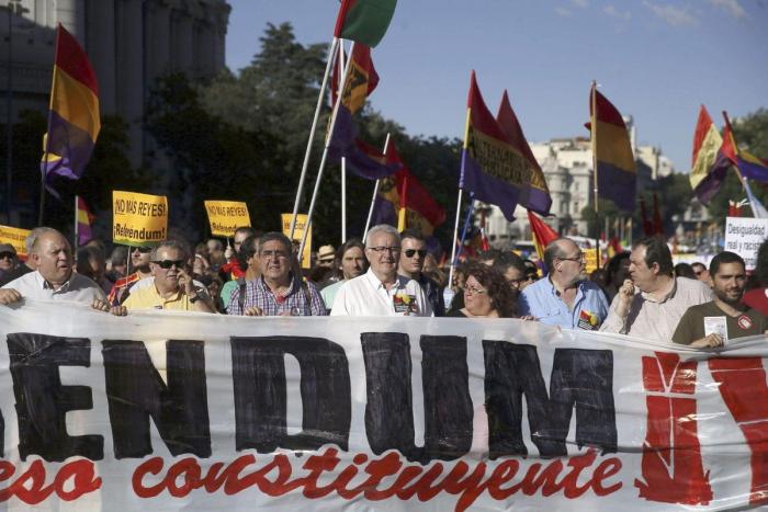 Miles personas se manifiestan en toda España para que se vote entre Monarquía o República