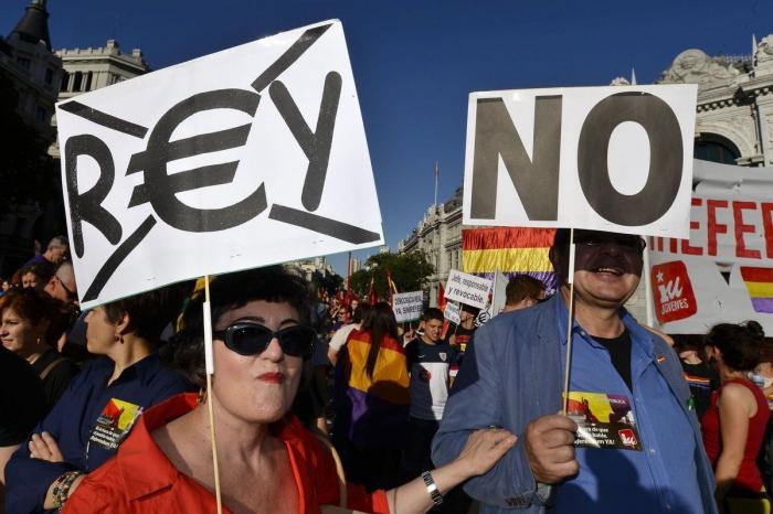 Miles personas se manifiestan en toda España para que se vote entre Monarquía o República