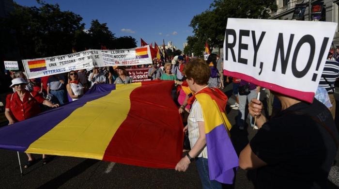 Miles personas se manifiestan en toda España para que se vote entre Monarquía o República