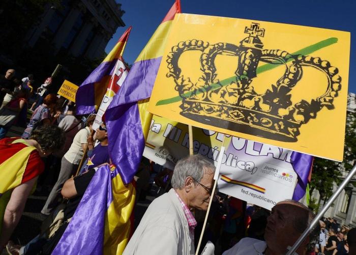 Miles personas se manifiestan en toda España para que se vote entre Monarquía o República