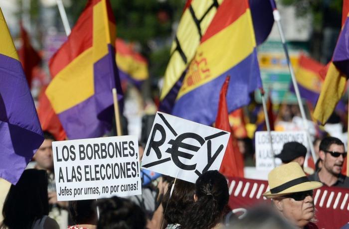 Miles personas se manifiestan en toda España para que se vote entre Monarquía o República