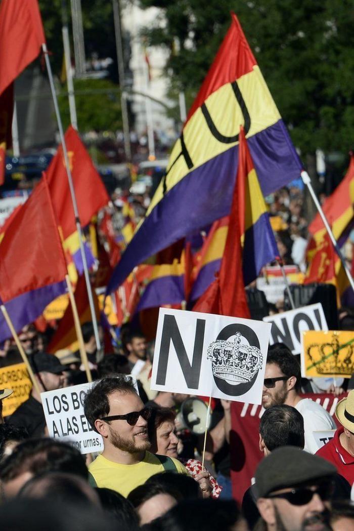 Miles personas se manifiestan en toda España para que se vote entre Monarquía o República