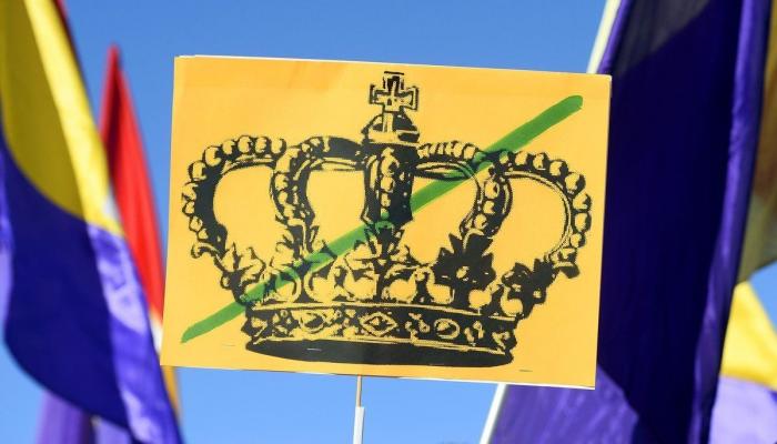 Miles personas se manifiestan en toda España para que se vote entre Monarquía o República