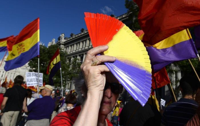 Miles personas se manifiestan en toda España para que se vote entre Monarquía o República