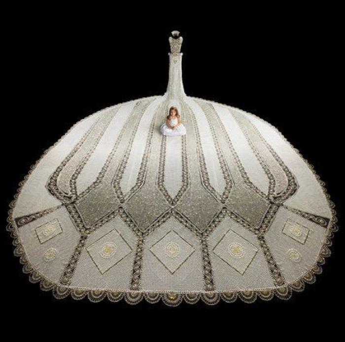 El vestido de novia ideal para excesivas: está hecho con perlas y pesa 180 kilos (FOTOS)