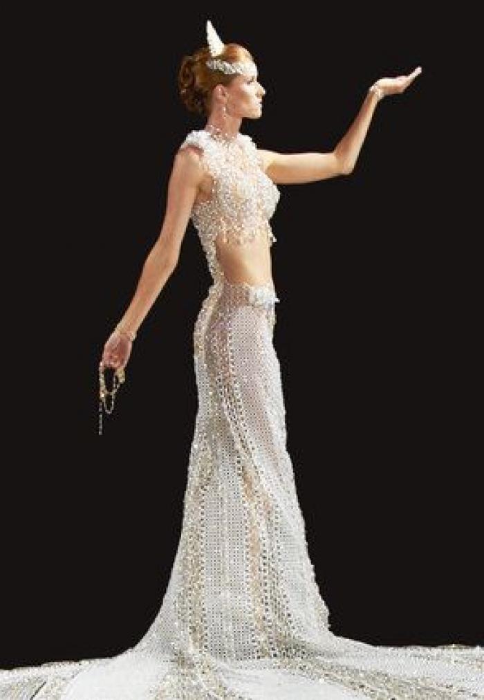 El vestido de novia ideal para excesivas: está hecho con perlas y pesa 180 kilos (FOTOS)