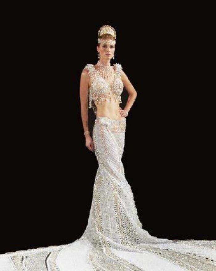 El vestido de novia ideal para excesivas: está hecho con perlas y pesa 180 kilos (FOTOS)