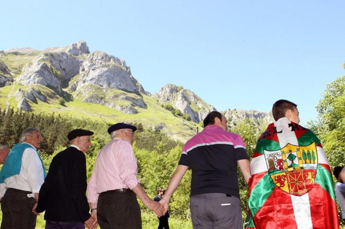 Cadena humana de 123 kilómetros por el derecho a decidir en el País Vasco