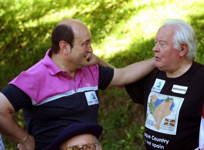 Cadena humana de 123 kilómetros por el derecho a decidir en el País Vasco