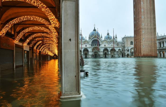 Venecia no activa sus diques por falta de previsión y se inunda por un temporal