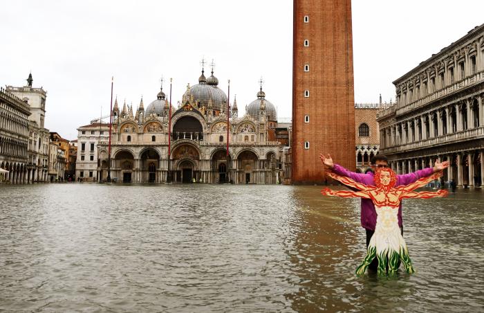 Venecia no activa sus diques por falta de previsión y se inunda por un temporal