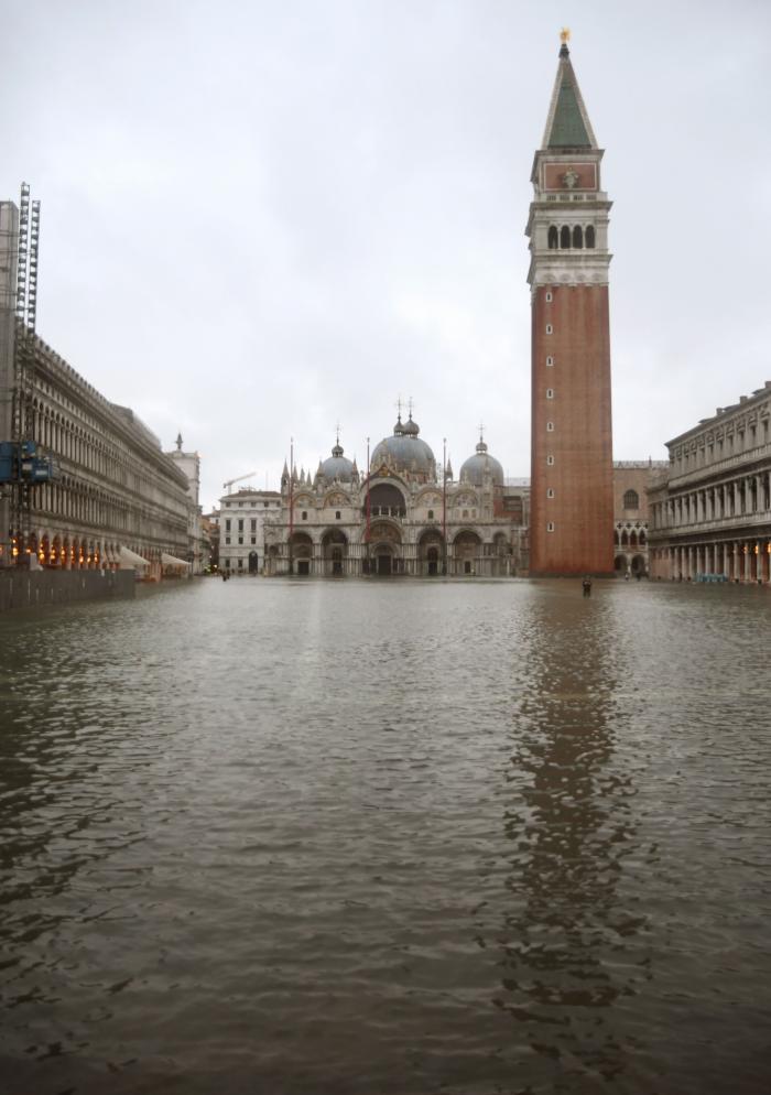 Venecia no activa sus diques por falta de previsión y se inunda por un temporal