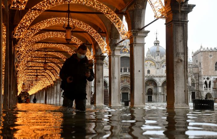 Venecia no activa sus diques por falta de previsión y se inunda por un temporal