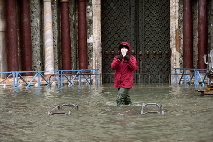Venecia no activa sus diques por falta de previsión y se inunda por un temporal