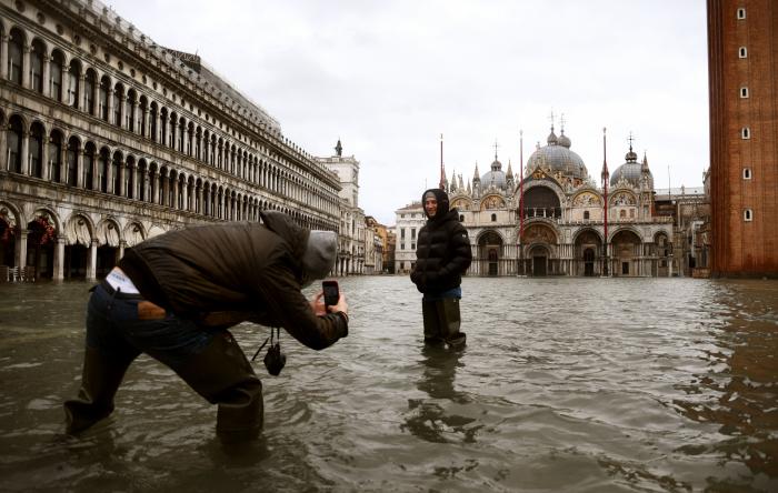 Venecia no activa sus diques por falta de previsión y se inunda por un temporal