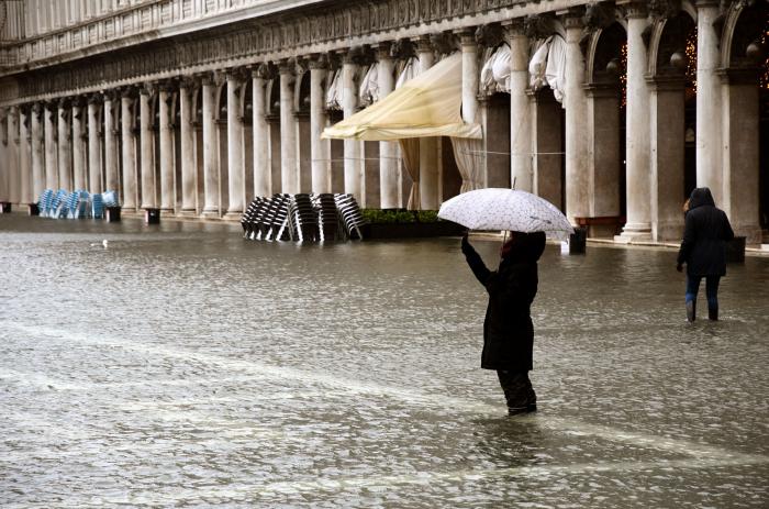 Venecia no activa sus diques por falta de previsión y se inunda por un temporal