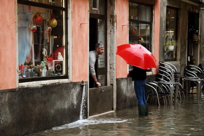 Venecia no activa sus diques por falta de previsión y se inunda por un temporal