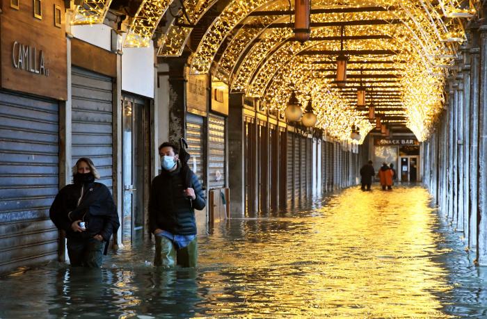 Venecia no activa sus diques por falta de previsión y se inunda por un temporal