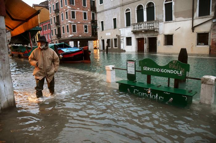 Venecia no activa sus diques por falta de previsión y se inunda por un temporal