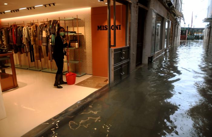 Venecia no activa sus diques por falta de previsión y se inunda por un temporal
